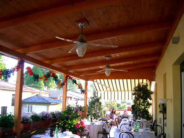 Verande per esterni firenze verande in legno firenze verande per ... Foto verande in legno